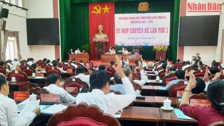 Các đại biểu Hội đồng nhân dân biểu quyết vấn đề quan trong tại kỳ họp. (Ảnh: BÁ DŨNG)