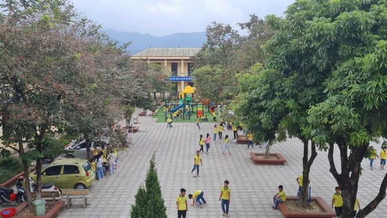 Khuôn viên Trường tiểu học Hồ Sơn.
