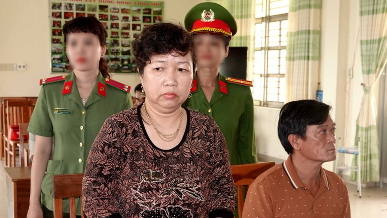 Bị can Trương Tiến Thanh Trang (đứng, mặc thường phục). (Ảnh: Công an cung cấp) Bị can Trương Tiến Thanh Trang (đứng, mặc thường phục). (Ảnh: Công an cung cấp)