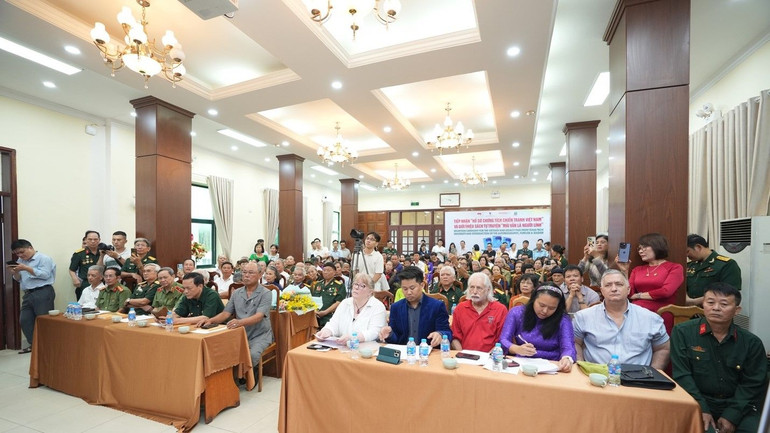 Các đại biểu và thân nhân liệt sĩ tham dự sự kiện tiếp nhận “Hồ sơ Chứng tích Chiến tranh Việt Nam”.