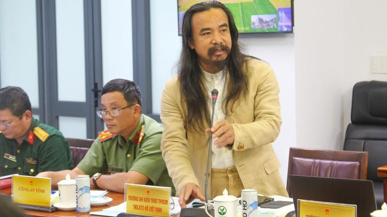 Các nhà khoa học phát biểu đóng góp Quy hoạch tỉnh Vĩnh Long tại Hội thảo. (Ảnh: BÁ DŨNG)