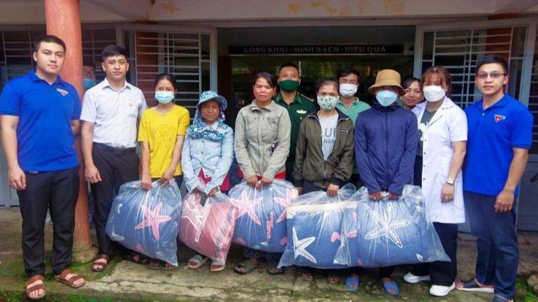 Các đơn vị tặng quà cho các gia đình thương binh, chính sách tại xã Quảng Nhâm (huyện A Lưới).