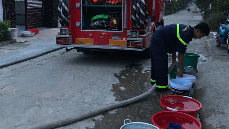 Lực lượng Cảnh sát phòng cháy, chữa cháy và cứu hộ, cứu nạn dùng xe chuyên dụng cấp nước miễn phí cho người dân.