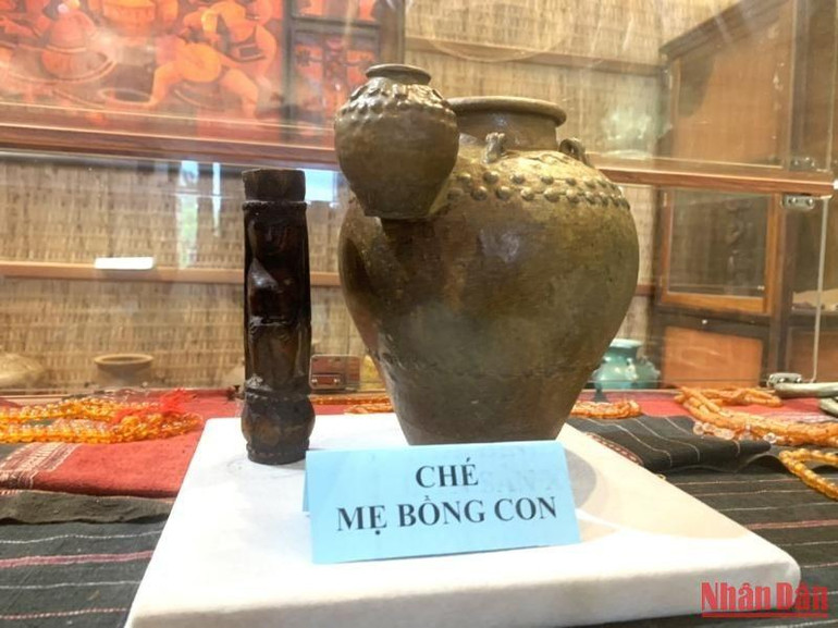 Một "ché mẹ bồng con" quý hiếm trước đây ông Mẫn Phong Sơn phải đổi mấy con trâu để sở hữu, lưu giữ tại Bảo tàng.