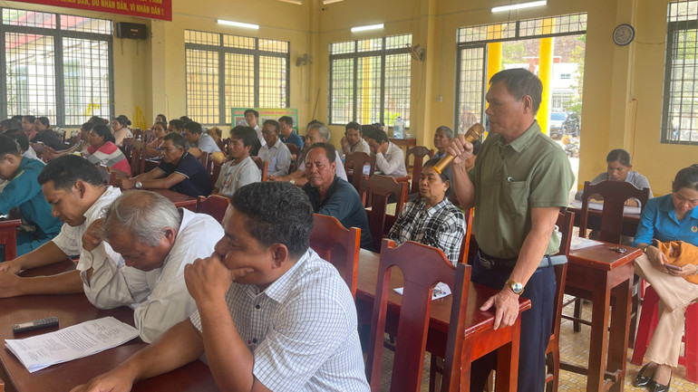 Cử tri nêu vấn đề về bảo hiểm y tế.