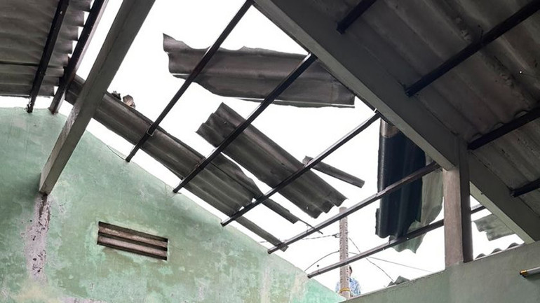 Một căn nhà bị tốc mái vào sáng 31/7 tại huyện Trần Đề.