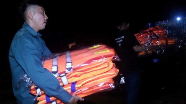 Lực lượng dân quân xã Phú Vinh vận chuyển áo phao đến phát cho người dân khu vực xung yếu ven sông Đồng Nai.