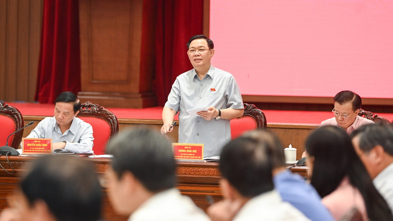 Chủ tịch Quốc hội Vương Đình Huệ phát biểu kết luận buổi làm việc.