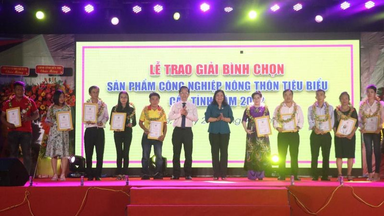 Trao giải bình chọn sản phẩm công nghiệp nông thôn tiêu biểu.
