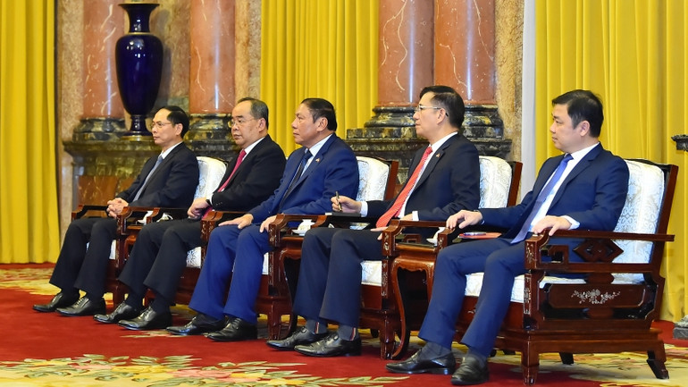 Bộ trưởng Ngoại giao Bùi Thanh Sơn, Chủ nhiệm Văn phòng Chủ tịch nước Lê Khánh Hải, Bộ trưởng Văn hóa, Thể thao và Du lịch Nguyễn Văn Hùng cùng các thành viên đoàn Việt Nam tại buổi tiếp. Bộ trưởng Ngoại giao Bùi Thanh Sơn, Chủ nhiệm Văn phòng Chủ tịch nước Lê Khánh Hải, Bộ trưởng Văn hóa, Thể thao và Du lịch Nguyễn Văn Hùng cùng các thành viên đoàn Việt Nam tại buổi tiếp.