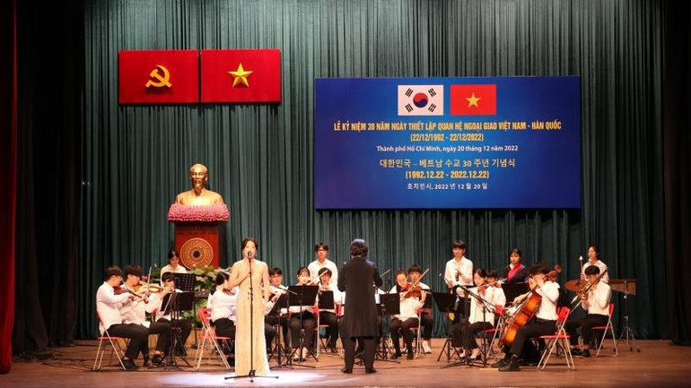 Biểu diễn văn nghệ chào mừng kỷ niệm 30 năm thiết lập quan hệ ngoại giao Việt Nam-Hàn Quốc. (Ảnh: LONG HỒ)
