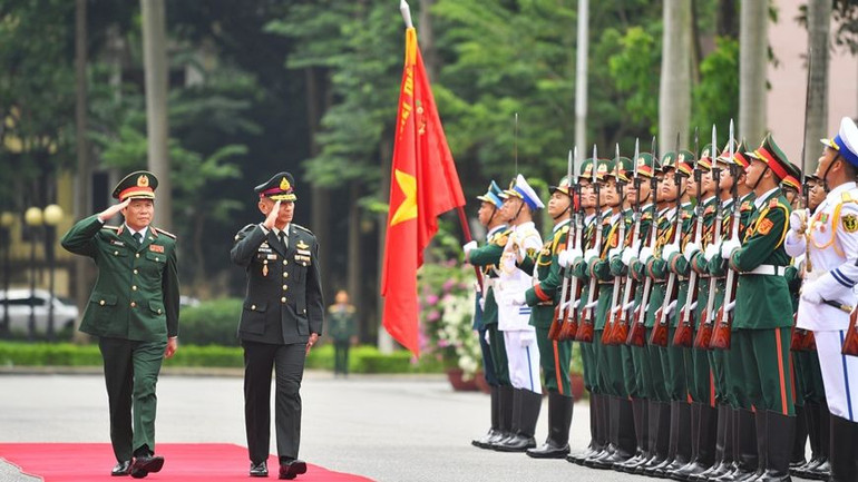 Thượng tướng Nguyễn Tân Cương và Đại tướng Chalermphon Srisawasdi duyệt đội danh dự.