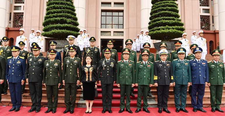 Đoàn đại biểu quân sự cấp cao Quân đội nhân dân Việt Nam và Đoàn đại biểu quân sự cấp cao Quân đội Hoàng gia Thái Lan chụp ảnh lưu niệm.