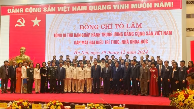 Đại biểu chụp ảnh lưu niệm với Tổng Bí thư và các đồng chí lãnh đạo Đảng, Nhà nước.