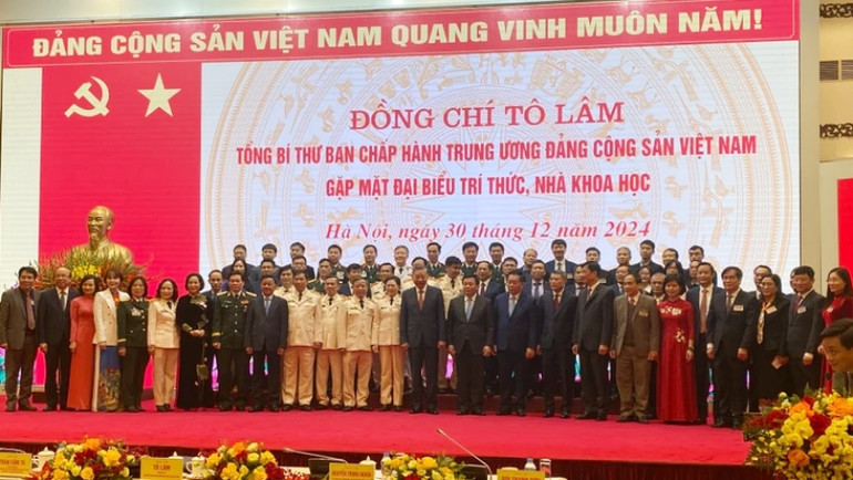 Đại biểu chụp ảnh lưu niệm với Tổng Bí thư và các đồng chí lãnh đạo Đảng, Nhà nước. Đại biểu chụp ảnh lưu niệm với Tổng Bí thư và các đồng chí lãnh đạo Đảng, Nhà nước.
