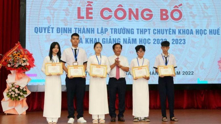 Khen thưởng cho các thủ khoa khối 10 vừa trúng tuyển vào các lớp chuyên của trường. (Ảnh: Trường đại học Khoa học cung cấp) Khen thưởng cho các thủ khoa khối 10 vừa trúng tuyển vào các lớp chuyên của trường. (Ảnh: Trường đại học Khoa học cung cấp)