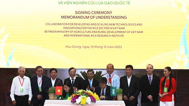 Bộ Nông nghiệp và Phát triển nông thôn và Viện nghiên cứu Lúa gạo Quốc tế (IRRI) ký kết biên bản ghi nhớ.