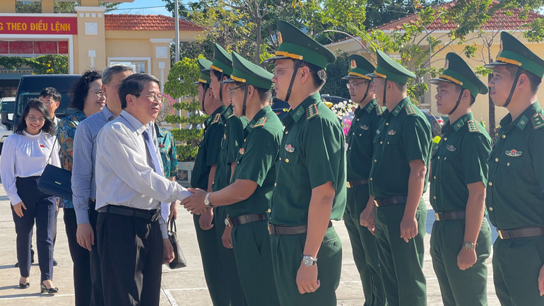 Đoàn công tác đã thăm các bộ đội tại Đồn biên phòng Thanh Hải.