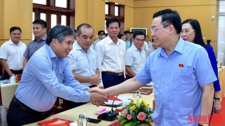 Chủ tịch Quốc hội Vương Đình Huệ với các đại biểu tại buổi làm việc. (Ảnh Đăng Anh)