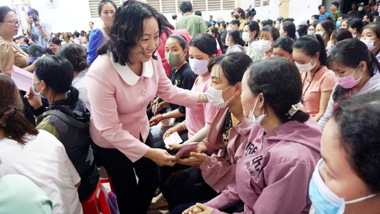 Phó Chủ tịch Tổng Liên đoàn Lao động Việt Nam Thái Thu Xương, đến chúc Tết và tặng quà cho công nhân dự Chương trình “Chợ Tết Công đoàn”.