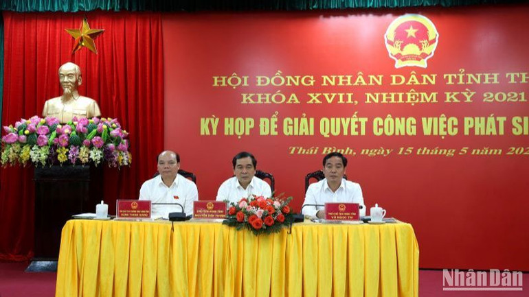 Các đồng chí lãnh đạo Hội đồng nhân dân tỉnh Thái Bình chủ trì Kỳ họp.