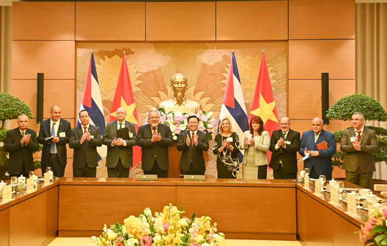 Chủ tịch Quốc hội Vương Đình Huệ và Thủ tướng Cộng hòa Cuba Manuel Marrero Cruz cùng các đại biểu tại buổi hội kiến.