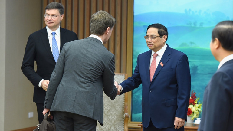 Thủ tướng Phạm Minh Chính đón các thành viên đi cùng Phó Chủ tịch Ủy ban châu Âu (EU) kiêm Cao ủy thương mại EU Valdis Dombrovski.