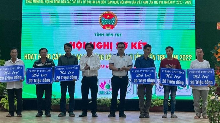 Trao bảng tượng trưng vốn xoay vòng cho 6 hộ nông dân thực hiện mô hình sinh kế “Sản xuất bông giấy”.