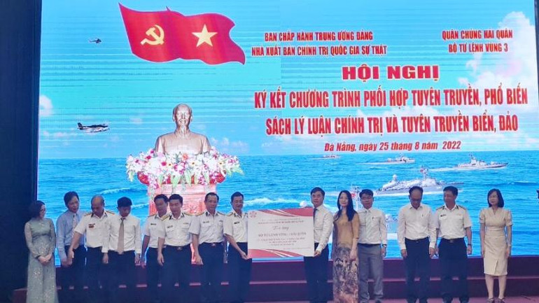 Nhà xuất bản Chính trị quốc gia Sự thật trao tặng tài khoản sử dụng 3 tủ sách điện tử cho Vùng 3 Hải quân.