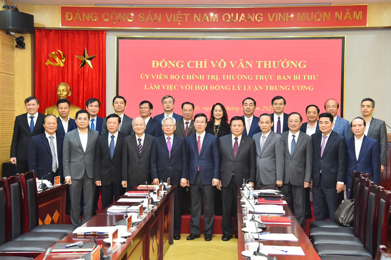 Thường trực Ban Bí thư Võ Văn Thưởng, Chủ tịch Hội đồng Lý luận Trung ương Nguyễn Xuân Thắng cùng các đồng chí lãnh đạo, thành viên Hội đồng tại buổi làm việc sáng 13/2.