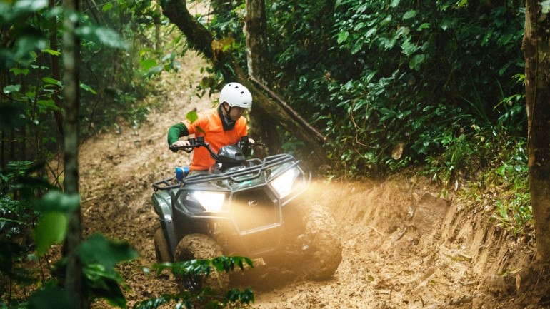 Lái mô-tô địa hình chạy xuyên qua cánh rừng lim mang lại sự phấn khích cho nhiều du khách.