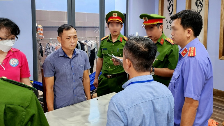 Bị can Nguyễn Ngọc Khương (thứ hai từ trái qua, đối diện). (Ảnh: Viện Kiểm sát nhân dân Bình Thuận) Bị can Nguyễn Ngọc Khương (thứ hai từ trái qua, đối diện). (Ảnh: Viện Kiểm sát nhân dân Bình Thuận)