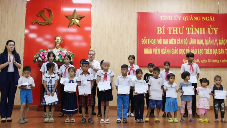Lãnh đạo tỉnh Quảng Ngãi tặng quà cho học sinh nghèo miền núi.