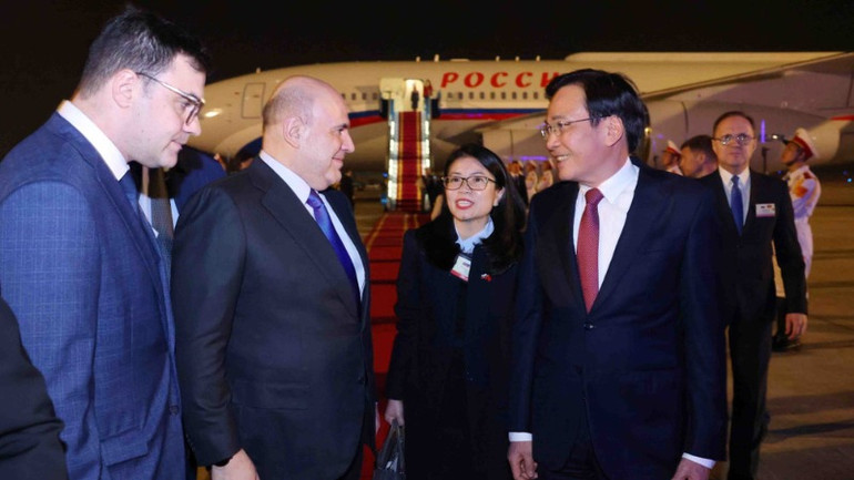 Bộ trưởng, Chủ nhiệm Văn phòng Chính phủ Trần Văn Sơn đón Thủ tướng Chính phủ Liên bang Nga Mikhail Vladimirovich Mishustin tại sân bay quốc tế Nội Bài, Hà Nội. (Ảnh: Phạm Kiên/TTXVN)