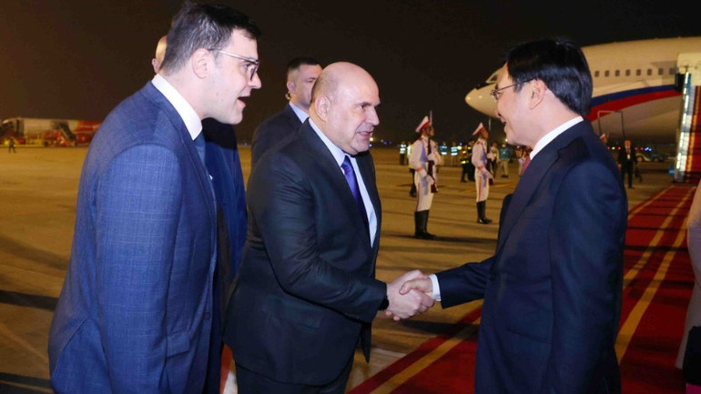 Thủ tướng Chính phủ Liên bang Nga Mikhail Vladimirovich Mishustin tới sân bay quốc tế Nội Bài, Hà Nội, bắt đầu chuyến thăm chính thức Việt Nam. (Ảnh: Phạm Kiên/TTXVN)