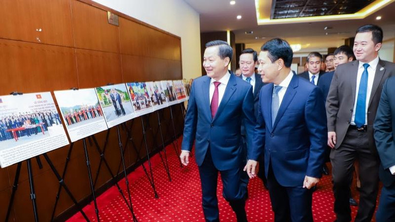 Phó Thủ tướng Chính phủ Việt Nam-Lào tham quan trưng bày ảnh hoạt động hợp tác hữu nghị hai nước.