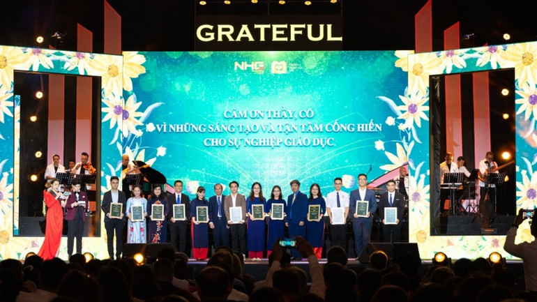 Chương trình cũng tri ân 106 thầy, cô vì những cống hiến tận tâm và sáng tạo vượt trội cho ngành giáo dục.