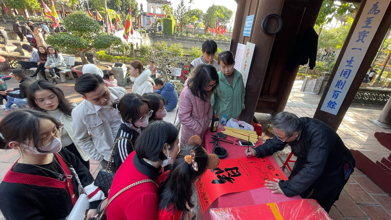Nét đẹp "xin chữ" ở Văn miếu Mao Điền.