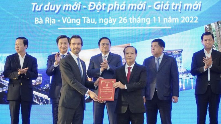 Ông Nguyễn Văn Thọ, Chủ tịch UBND tỉnh Bà Rịa-Vũng Tàu trao Giấy chứng nhận đăng ký, Biên bản ghi nhớ hợp tác đầu tư cho các doanh nghiệp đầu tư vào tỉnh Bà Rịa-Vũng Tàu.