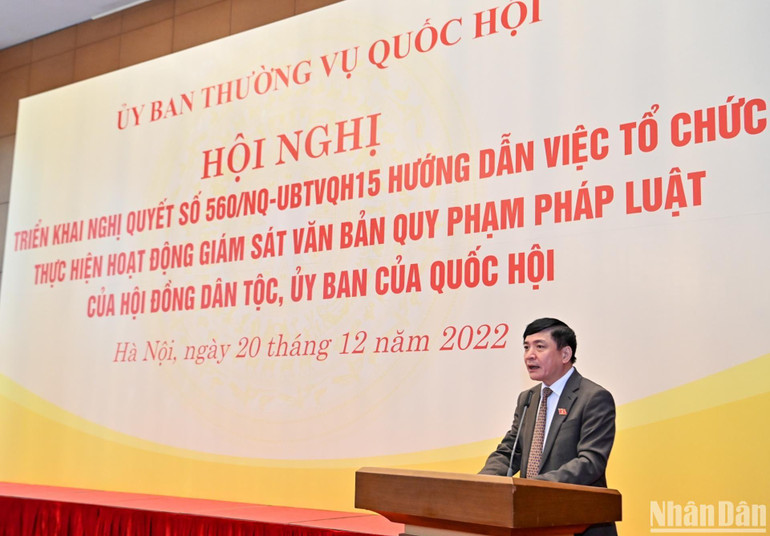 Tổng Thư ký, Chủ nhiệm Văn phòng Quốc hội Bùi Văn Cường trình bày báo cáo tại Hội nghị.