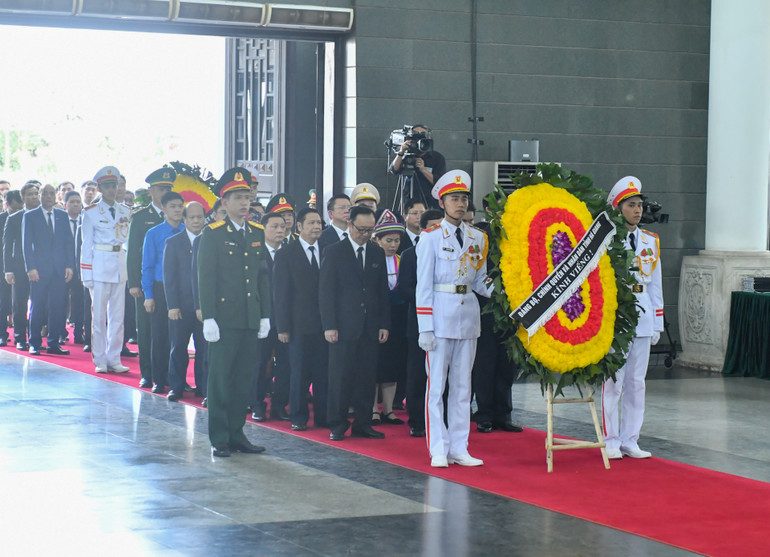Đoàn Hà Giang viếng Tổng Bí thư Nguyễn Phú Trọng.
