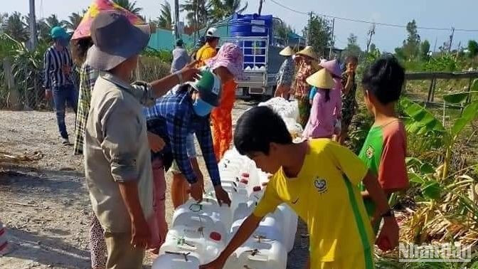 Người dân huyện Cần Giuộc lấy từng nước ngọt từ các tổ chức xã hội hỗ trợ về sử dụng mỗi ngày.