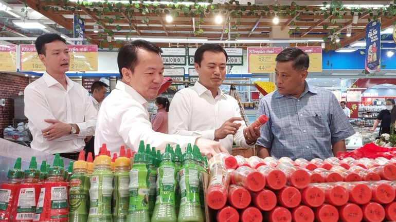 Lãnh đạo Thành phố Hồ Chí Minh và Tây Ninh tham quan gian hàng đặc sản Tây Ninh tại Co.opmart Tây Ninh.