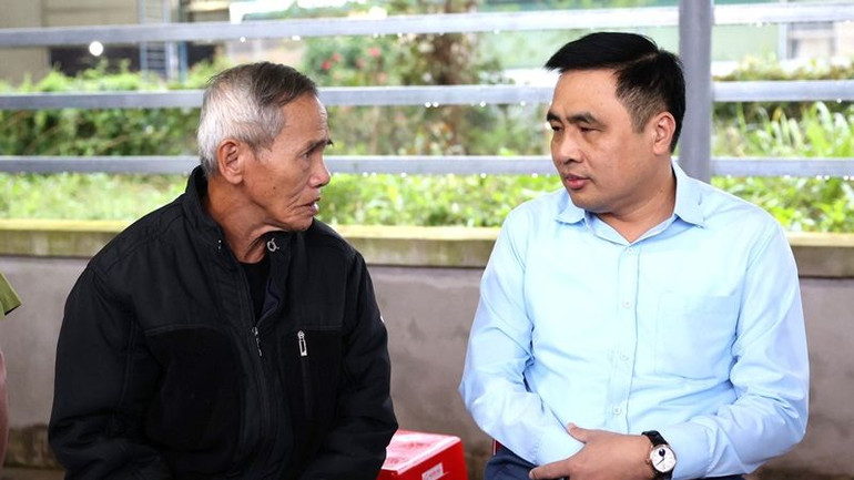 Thứ trưởng Nông nghiệp và Phát triển nông thôn Nguyễn Quốc Trị thăm, động viên người thân của đồng chí Nguyễn Kim Anh.