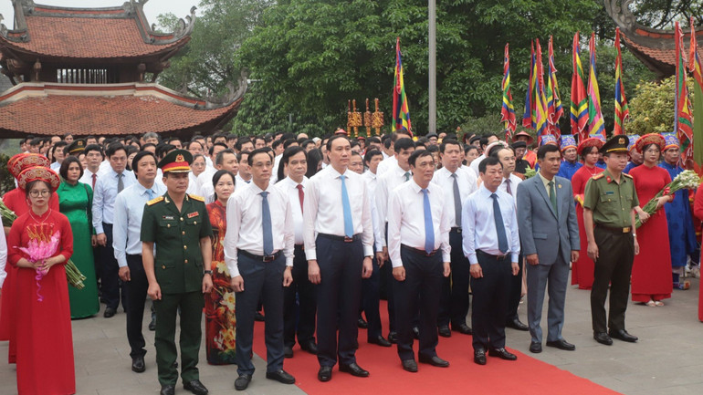 Lãnh đạo tỉnh Phú Thọ thành kính làm lễ dâng hương tại Đền Quốc Tổ Lạc Long Quân.