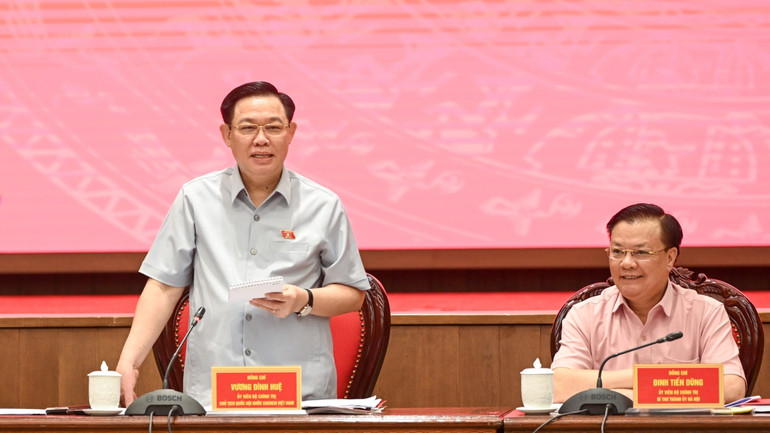 Chủ tịch Quốc hội Vương Đình Huệ phát biểu mở đầu, gợi mở các nội dung thảo luận tại buổi làm việc.