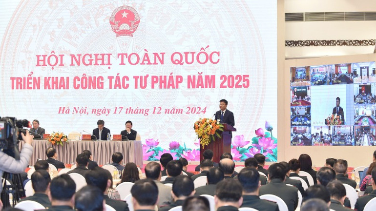 Phó Thủ tướng mong muốn các ban, bộ, ngành Trung ương, địa phương quan tâm, chia sẻ, phối hợp chặt chẽ với Bộ, ngành tư pháp, bảo đảm nguồn lực và các điều kiện cần thiết khác nhằm nâng cao hơn nữa chất lượng, hiệu quả công tác tư pháp. (Ảnh: VGP/Đức Tuân)