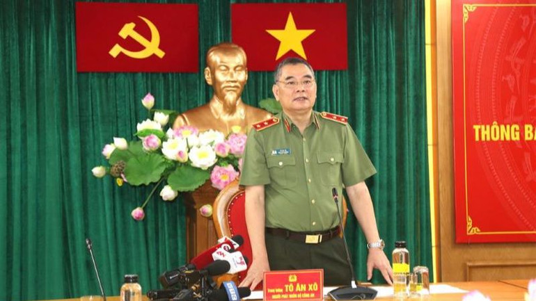 Trung tướng Tô Ân Xô phát biểu tại họp báo.