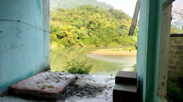 Một gia đình phải di chuyển đi nơi khác vì nhà bị sạt lở. Một gia đình phải di chuyển đi nơi khác vì nhà bị sạt lở.