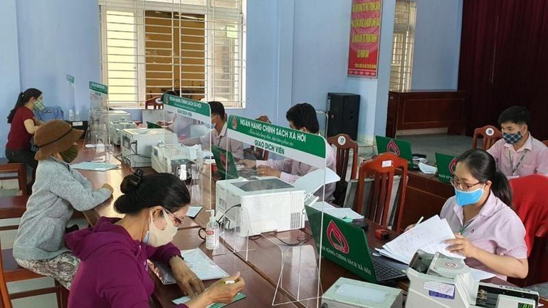 Chi nhánh Ngân hàng Chính sách xã hội tỉnh Ninh Thuận giao dịch với khách hàng đến làm thủ tục vay vốn tại đơn vị. Chi nhánh Ngân hàng Chính sách xã hội tỉnh Ninh Thuận giao dịch với khách hàng đến làm thủ tục vay vốn tại đơn vị.